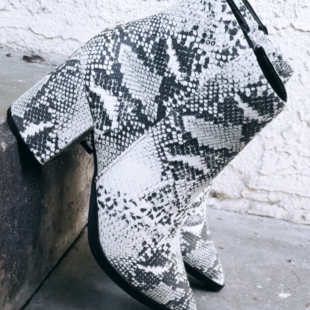 🚨//Coachella Collection// Snake print Bootie - Picture 2 of 6